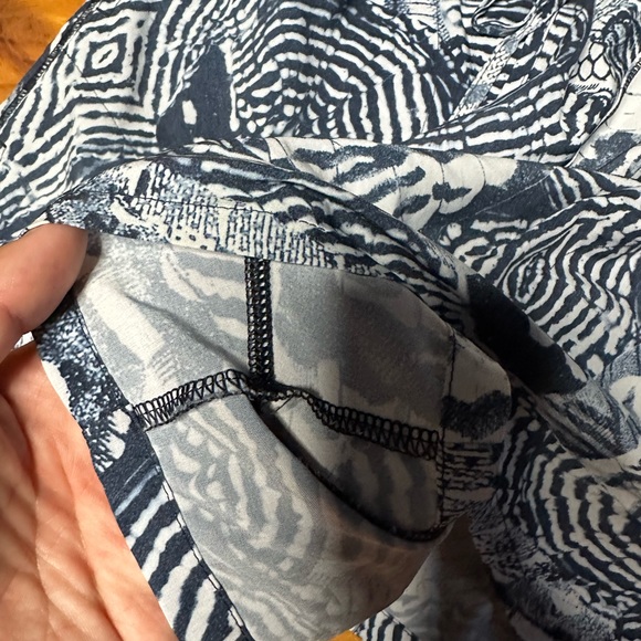 LULULEMON Rare Women’s Blue & White Pilgrim Romper. Size 6 - Picture 5 of 5